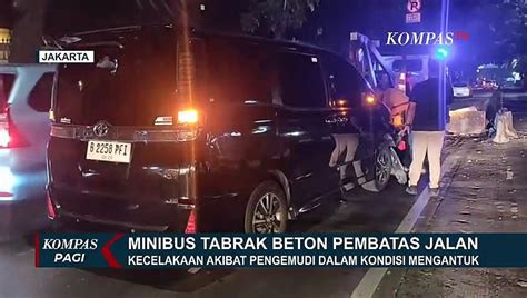 Minibus Tabrak Beton Pembatas Jalan Di Arteri Pondok Indah Akibat