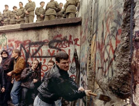 Relembre Em 25 Fotos A Queda Do Muro De Berlim BOL Fotos BOL Fotos