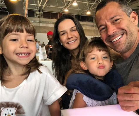 Malvino Salvador Posa Todo Sorridente A Fam Lia Para Dar O Start Em