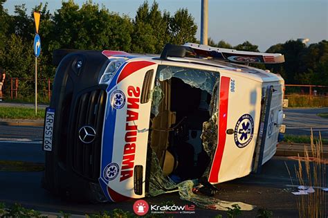 Wypadek Z Udzia Em Karetki W Krakowie Jedna Osoba Poszkodowana