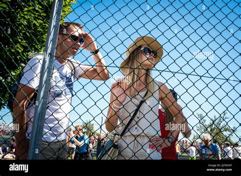 Les spectateurs derrière les portes tentent d apercevoir les pilotes