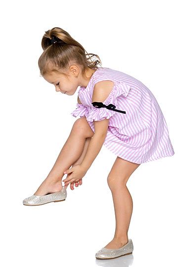 Fondo La Niña Se Pone Los Zapatos Alegre Prueba Estilo De Vida Foto E