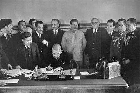 1941 La URSS y Japón firman el Pacto de Neutralidad Soviético