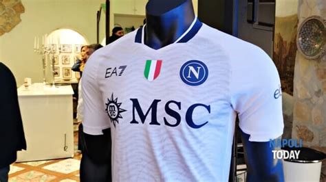 Napoli Presentata L Ultima Maglia Della Stagione La Jersey In