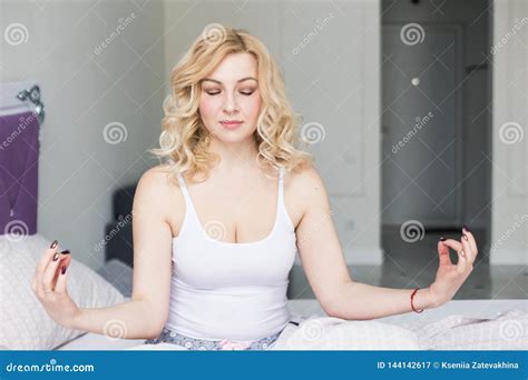 Belle Blonde Avec De Grands Seins Se R Veillant Le Matin M Ditant Dans