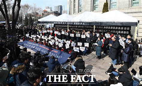 강제철거 움직임 없는 서울광장 분향소···유가족 끝까지 지키겠다 Tf사진관 포토 기사 더팩트