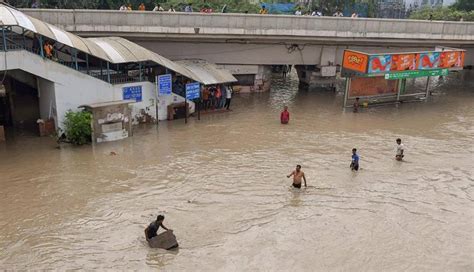 سیلاب نے دہلی میں بھی تباہی مچادی تعلیمی ادارے اور دفاتر تاحکم ثانی بند کردیئے گئے