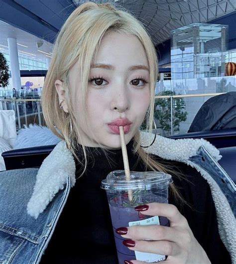 epingle par saeji sur sserafim celebrites style de musique mode kpop