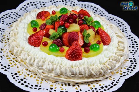 Tarta Pavlova De Nata Y Frutas Tradicional Juani De Ana Sevilla