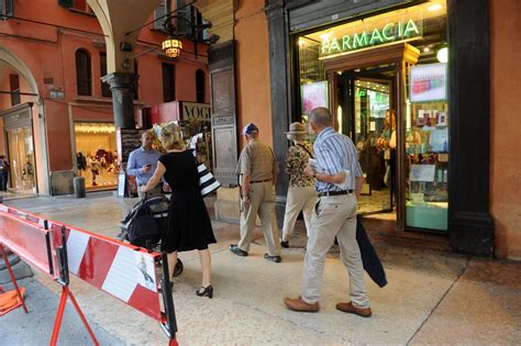 Scivola Su Chiazza D Olio Sotto Il Pavaglione Grave Un Turista