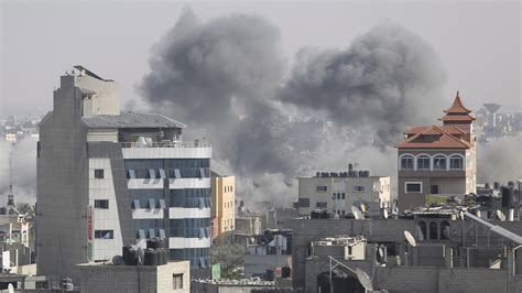 Israel Aims Fire At Southern Gaza As World Leaders Seek Pause In