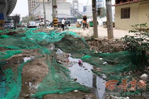 西安红光路简家村新村污水管道被挖断 污水倒流臭气熏天腾讯新闻