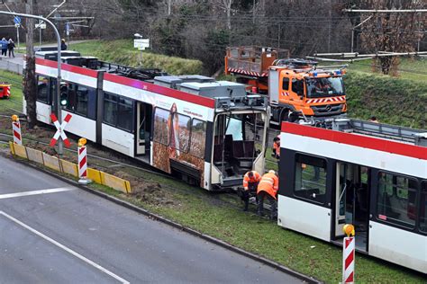 Kollision zweier Straßenbahnen Mehrere Personen verletzt