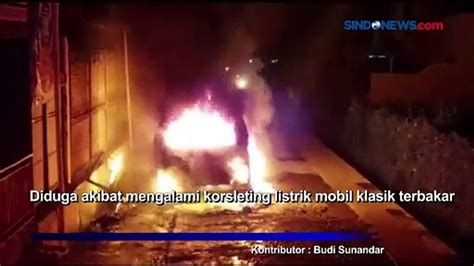 Diduga Korsleting Listrik Mobil Klasik Terbakar Di Padang Video