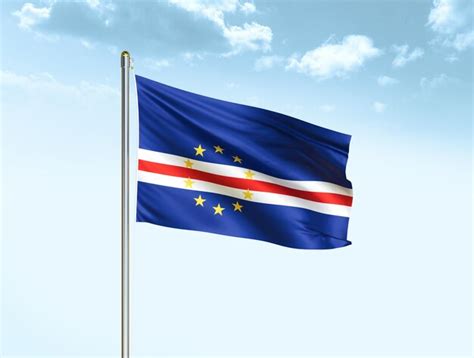 Bandeira nacional de cabo verde acenando no céu azul nuvens