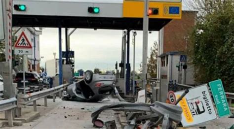 Ferrara Terribile Incidente In Autostrada Auto Si Ribalta Al Casello