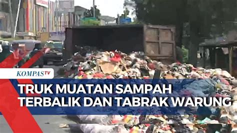 Pecah Ban Truk Muatan Sampah Pemprov DKI Jakarta Terbalik Dan Tabrak