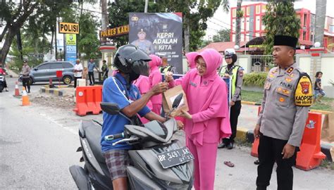 Polres Karimun Dan Bhayangkari Bagi Bagi Takjil Ke Pengendara Lendoot