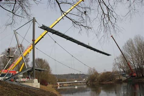 Millimeterarbeit ist bei der Hängebrücke gefragt