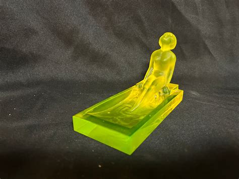 Wow Art Glass Hienrich Hoffman Vaseline Bather Nude Figure Uranium