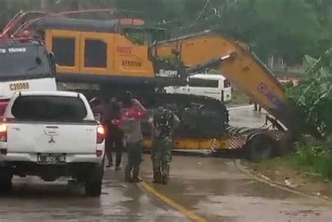 Kendaraan Pengangkut Alat Berat Melintang Di Jalan Akses Malingping