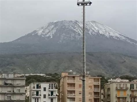 Napoli Torna La Neve Sul Vesuvio La Seconda Volta Ad Aprile Corriere It