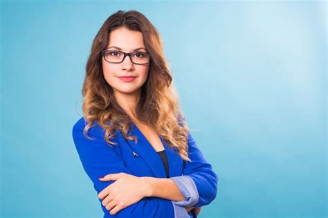 Retrato De Feliz Sonriente Joven Empresaria Alegre Foto Premium