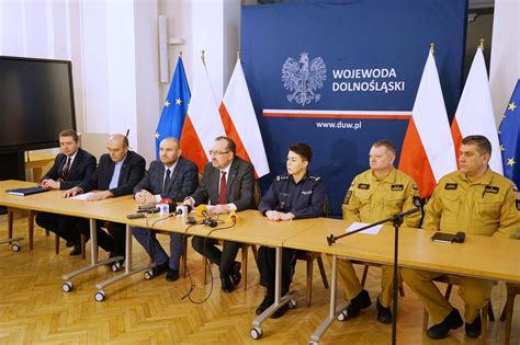 Konferencja Prasowa W Dolno L Skim Urz Dzie Wojew Dzkim Z Udzia Em