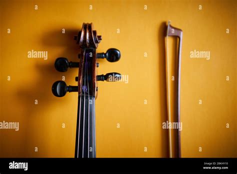 An old classic violin Stock Photo - Alamy