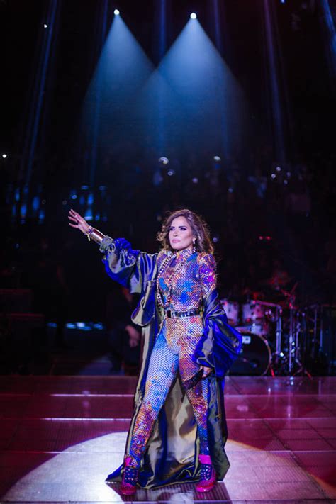 GLORIA TREVI hace estallar de energía a los regios en su primera de