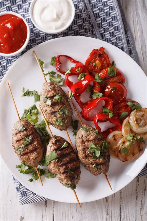 Kebab De Kofta Con Las Verduras Asadas A La Parrilla En Un Primer De La