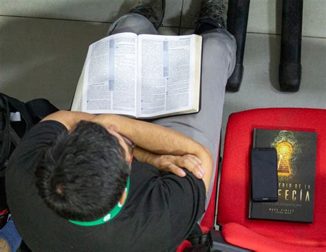 Menor de 10 años estudia la Biblia y lee libros del Espíritu de