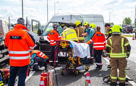 Foto S Bestuurder Bekneld Na Ongeval Op A15 112Vandaag