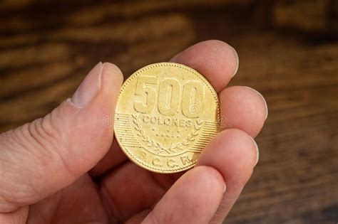 Nueva Moneda De Colones De Oro De Costa Rica Sostenida En Los Dedos