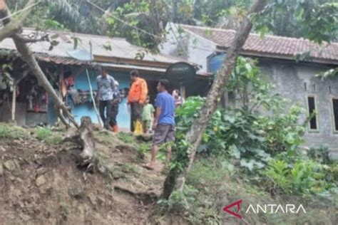 Bpbd Cianjur Jawa Barat Relokasi Delapan Rumah Di Jalur Longsor