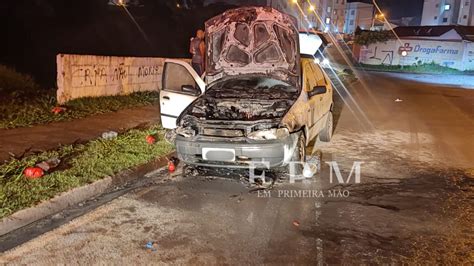 Carro Pega Fogo E Fica Parcialmente Destru Do No Jardim Bonsucesso Em