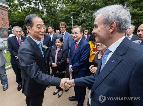 덕수궁 돈덕전 개관식 참석한 한덕수 국무총리 외교 사절들과 악수 연합뉴스