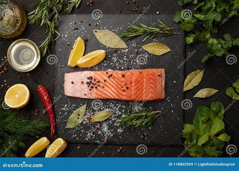 Salmones Rojos De Los Pescados Con La Sal Y La Pimienta A Bordo Por Las