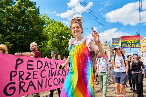 La Gente Se Congrega Con Banderas De Arco Iris En Marcha Para Apoyar A