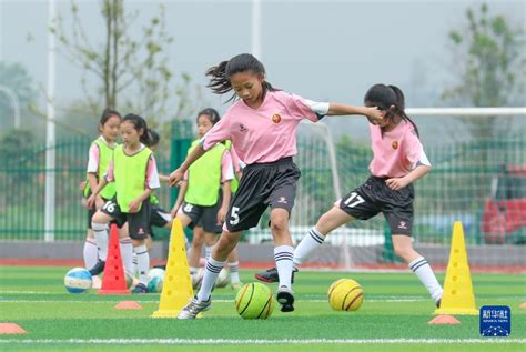 四川华蓥：校园女子足球队逐梦绿茵场