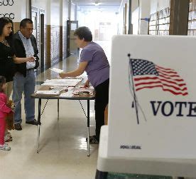 Temas económicos encabezan las prioridades de los votantes hispanos en