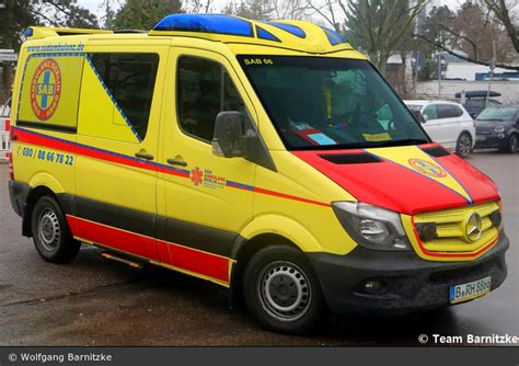 Einsatzfahrzeug Krankentransport S D Ambulanz Berlin Ktw Bos