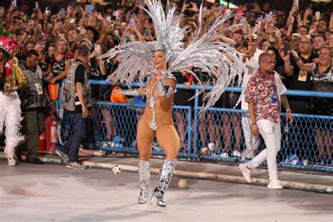 Paola Oliveira no carnaval mostrando seu corpão Sexo Maluco