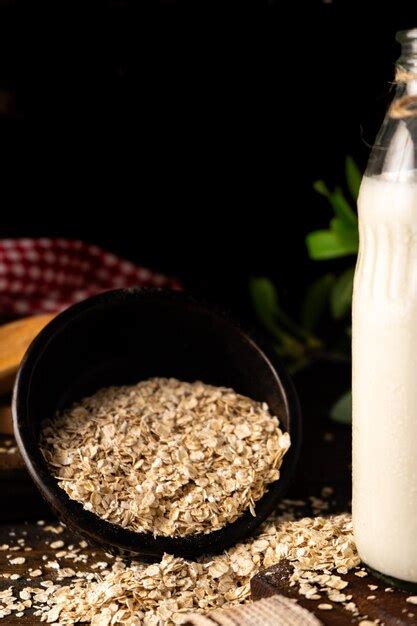 Un cuenco volcado con avena junto a una botella de leche orientación