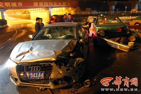 西安奥迪连撞3辆出租车 肇事车乘客持刀威胁的哥国内新闻环球网