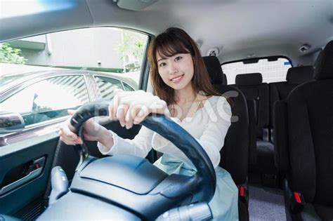 車を運転する女性 No 27747220｜写真素材なら「写真ac」無料（フリー）ダウンロードok