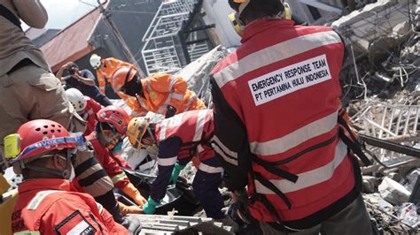 Relawan Pertamina Bantu Evakuasi Korban Gempa Tsunami Palu Donggala