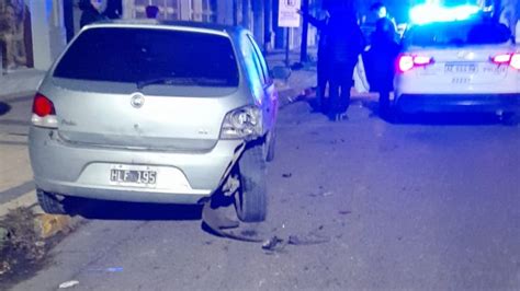 Una Camioneta Embisti Dos Autos Estacionados Y Se Dio A La Fuga La