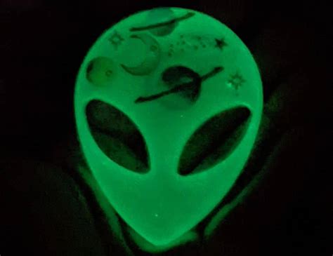 Glow-in-the-dark-alien-custom-magnet - Resin Crafts Blog