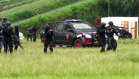 Wow Ada Apa Ini Tni Polri Gelar Latihan Gabungan Di Gunung Kendil